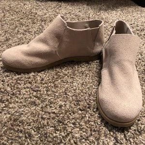 Women’s new Bearpaw bootie/ankle boot. Size 6